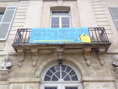 A banner on an Arcueil building