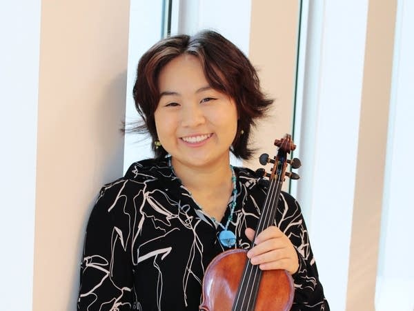Poster Woman holding a violin