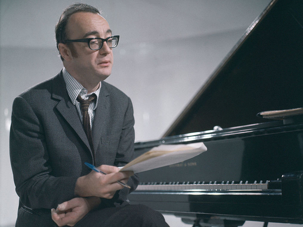 Alfred Brendel, the cerebral pianist with a dry wit, dies at 94